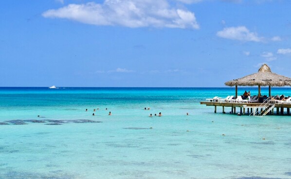 Playa privada, arena blanca, camas de playa gratis