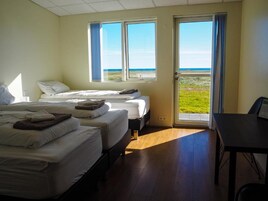 Triple Room | Desk, soundproofing, free cribs/infant beds, free WiFi