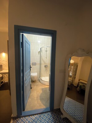 三人房 | 浴室 | 淋浴设施、免费洗浴用品、吹风机、毛巾