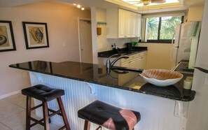 Appart'hôtel, 2 chambres | Cuisine privée | Micro-ondes, four, lave-vaisselle, cafetière/bouilloire