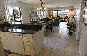 Appart'hôtel, 2 chambres | Cuisine privée | Micro-ondes, four, lave-vaisselle, cafetière/bouilloire