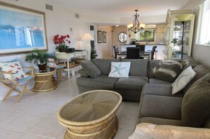 Condo, 2 habitaciones | Área de sala de estar | Televisión 