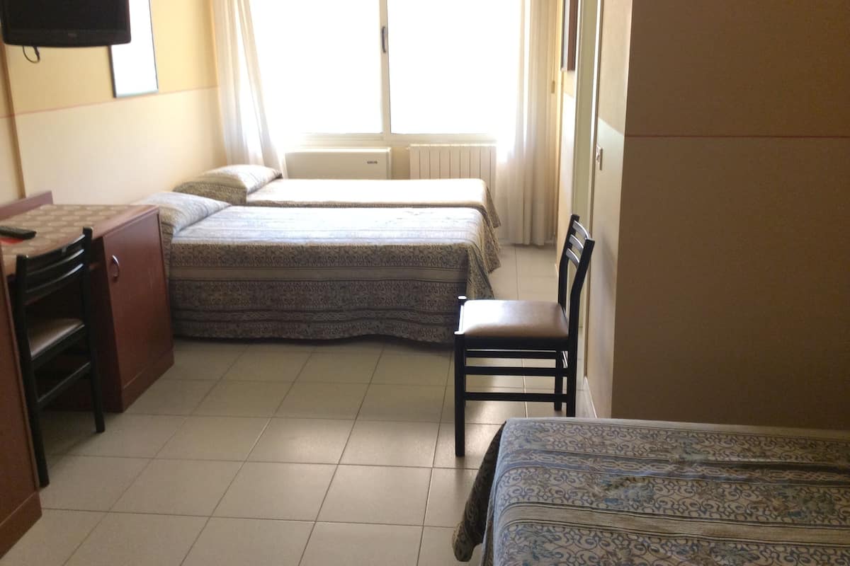 Quadruple Room | In-room safe, desk, free WiFi, bed sheets