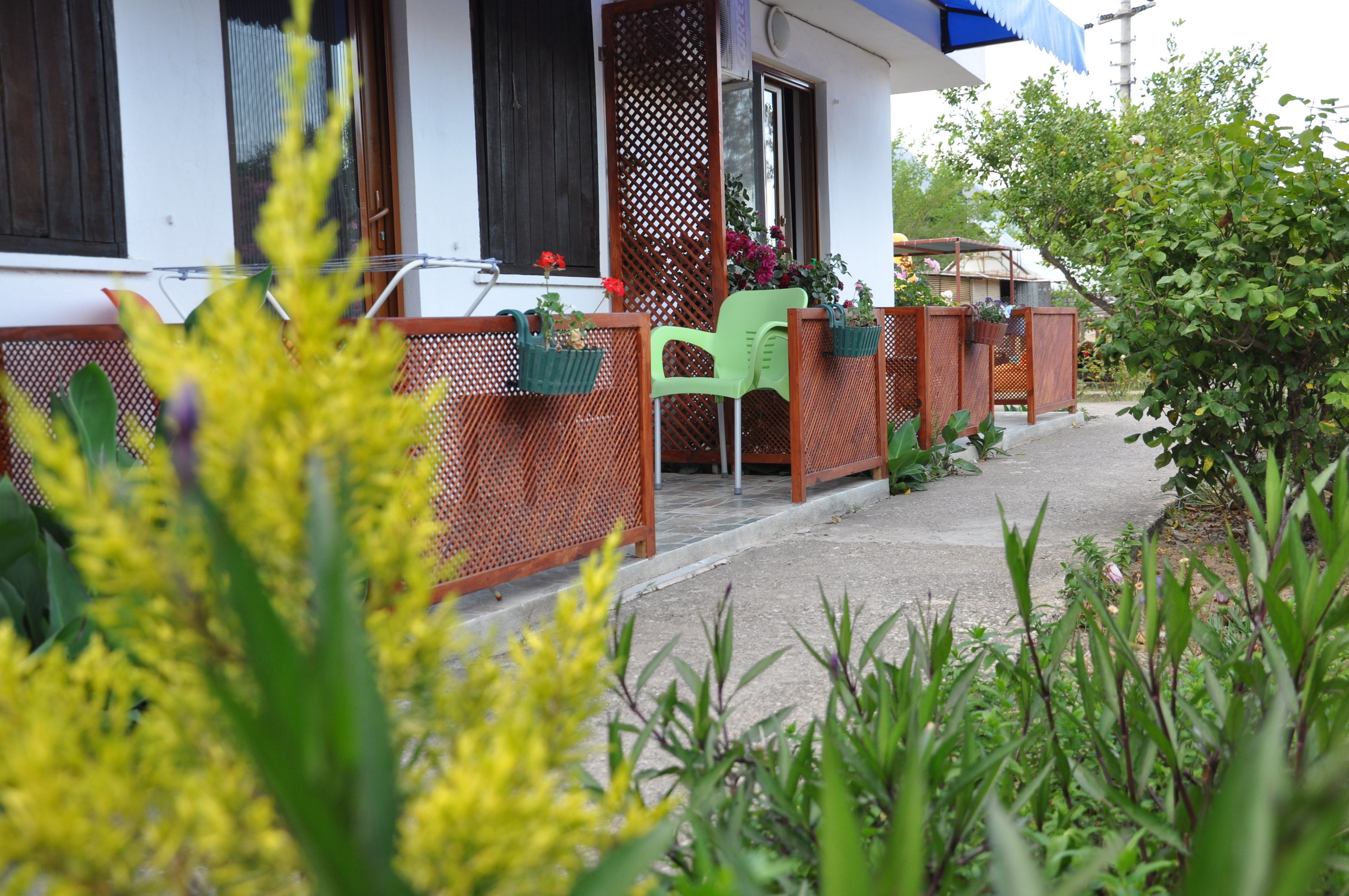 standard bungalow, garden view | terrace/patio
