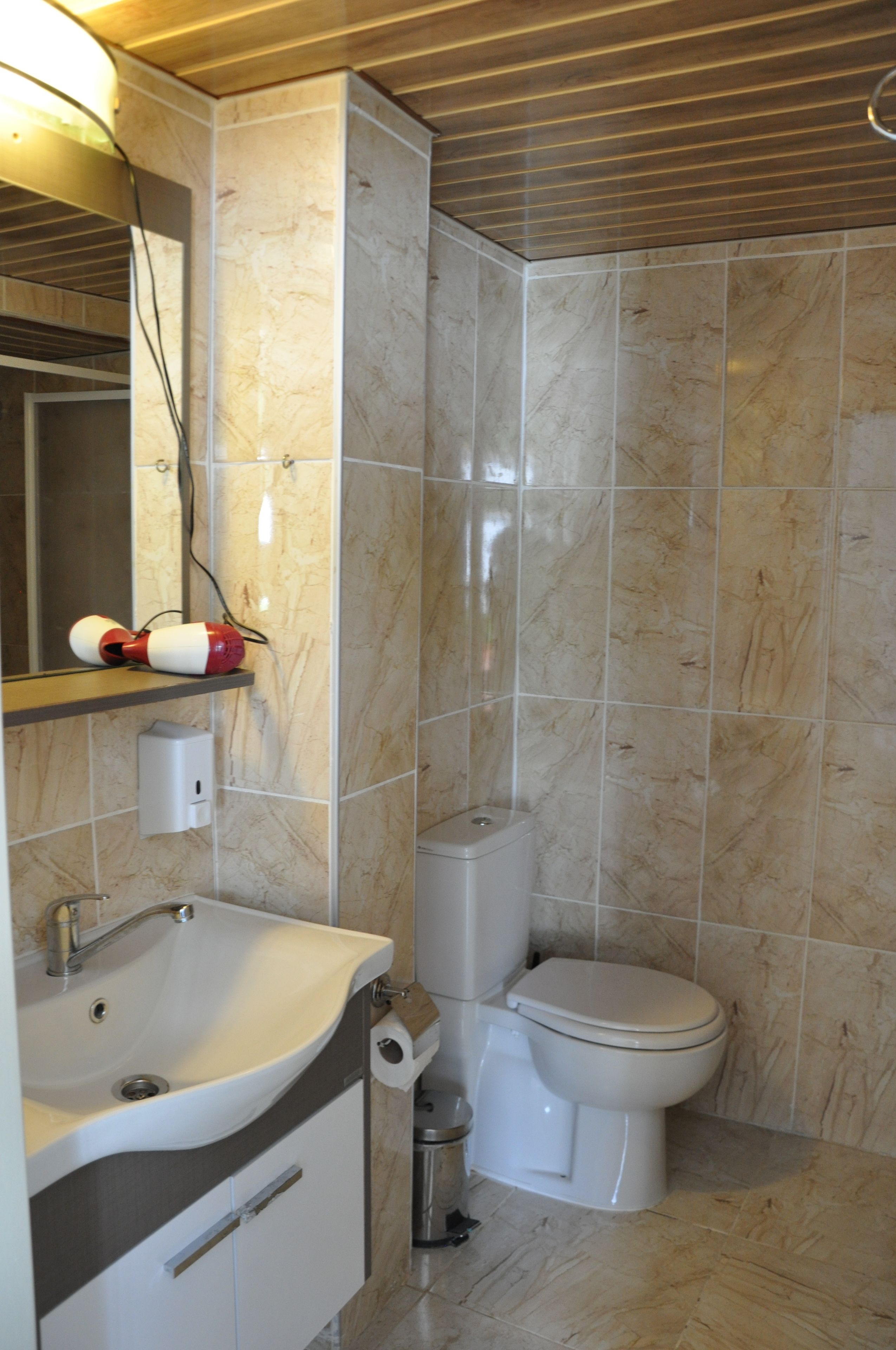 standard bungalow, garden view | bathroom | shower, free toiletries, hair dryer, towels