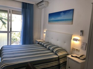 Minibar, in-room safe, desk, cots/infant beds - Hotel Bahamas (Isola del Giglio)