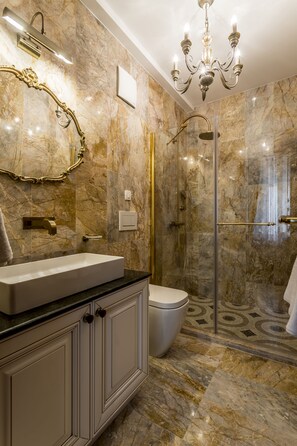 Luxury Suite Piaca - Other location, 3 min away | Badeværelse | Bruser, brusehoved med spredningseffekt, gratis toiletartikler