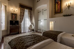 Ropa de cama de alta calidad y caja de seguridad en la habitación 