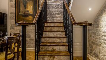 Luxury Suite Piaca - Other location, 3 min away | リビング エリア | 40 インチの液晶テレビ (衛星放送視聴可)、テレビ、テレビゲーム機