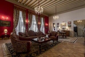 Luxury Suite Cindro - Other location, 2 min away | 客廳 | 40 吋LCD 電視連衛星電視頻道、電視、遊戲機