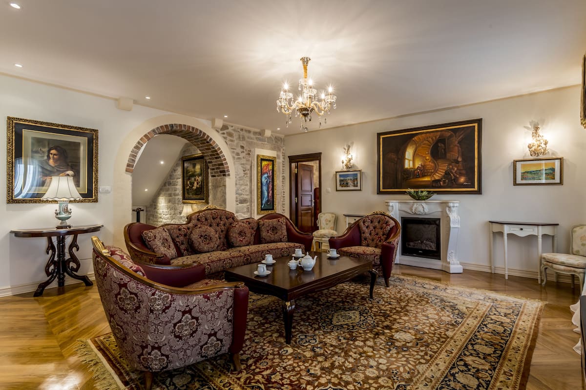 Luxury Suite Piaca - Other location, 3 min away | Soggiorno | TV LCD 40 pollici con canali satellitari, TV, console per videogiochi