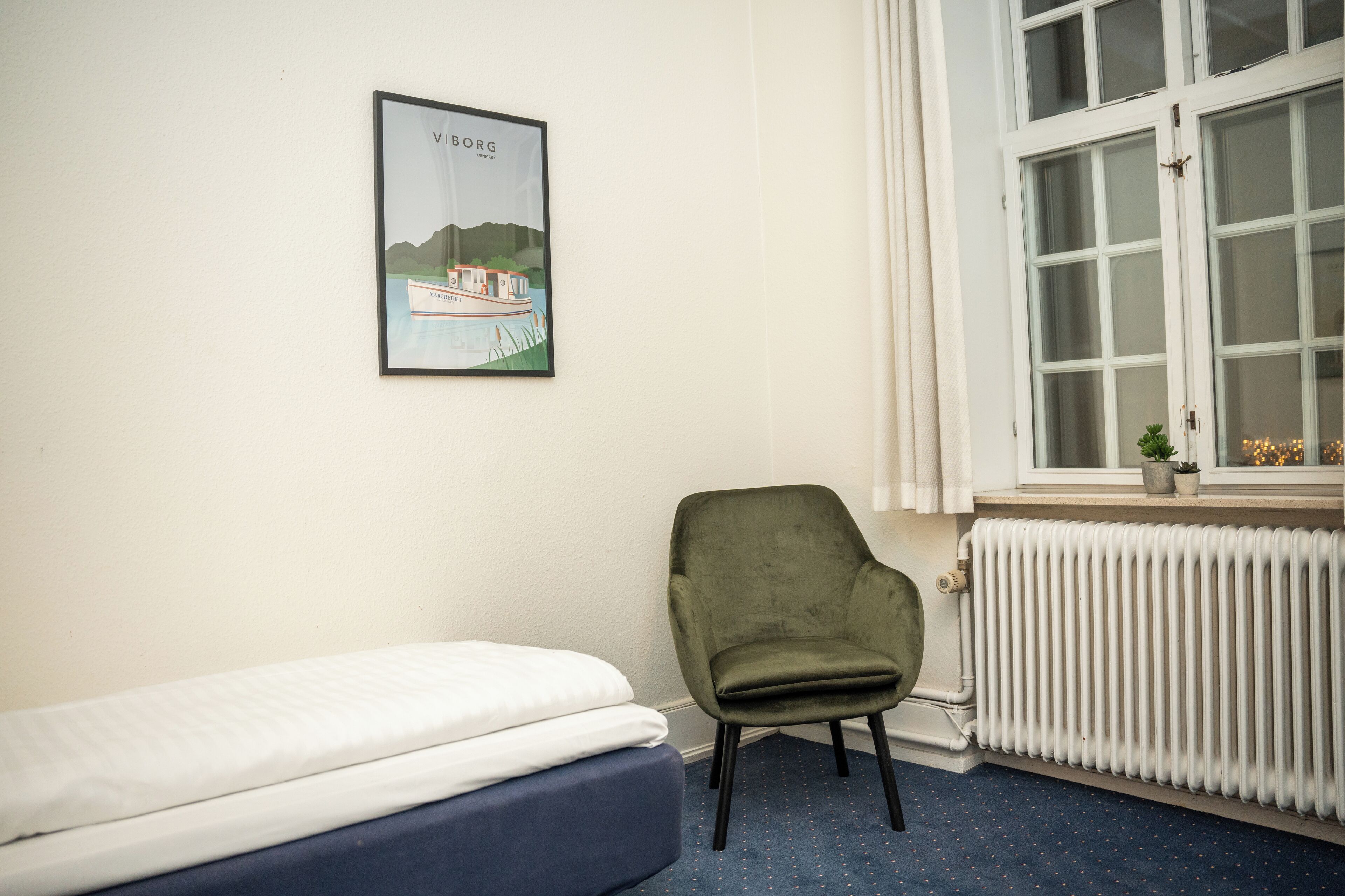 economy single room | 1 bedroom, hypo-allergenic bedding, down duvets, pillow-top beds