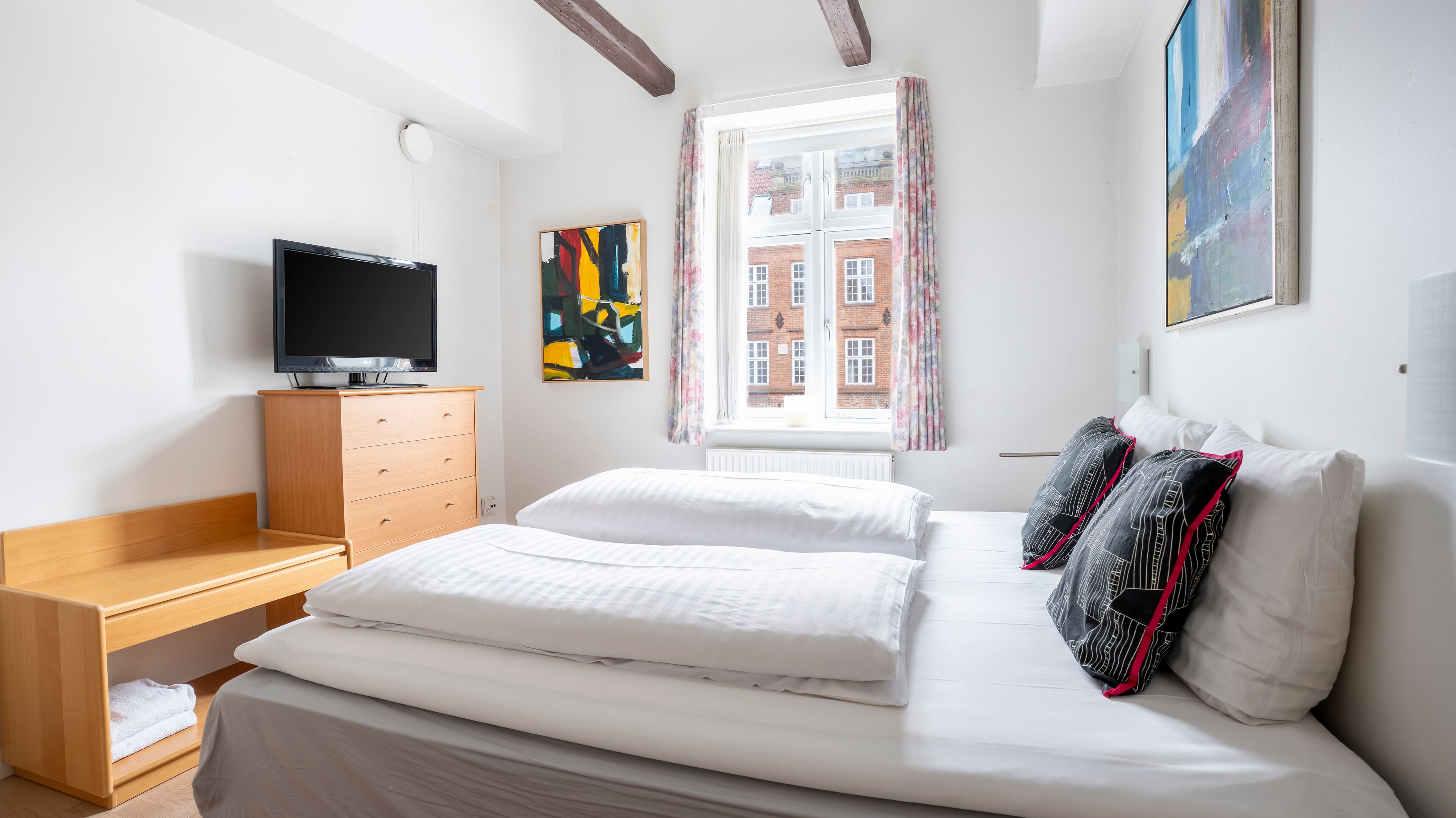 防敏寢具、羽絨被、特厚豪華床墊、迷你吧