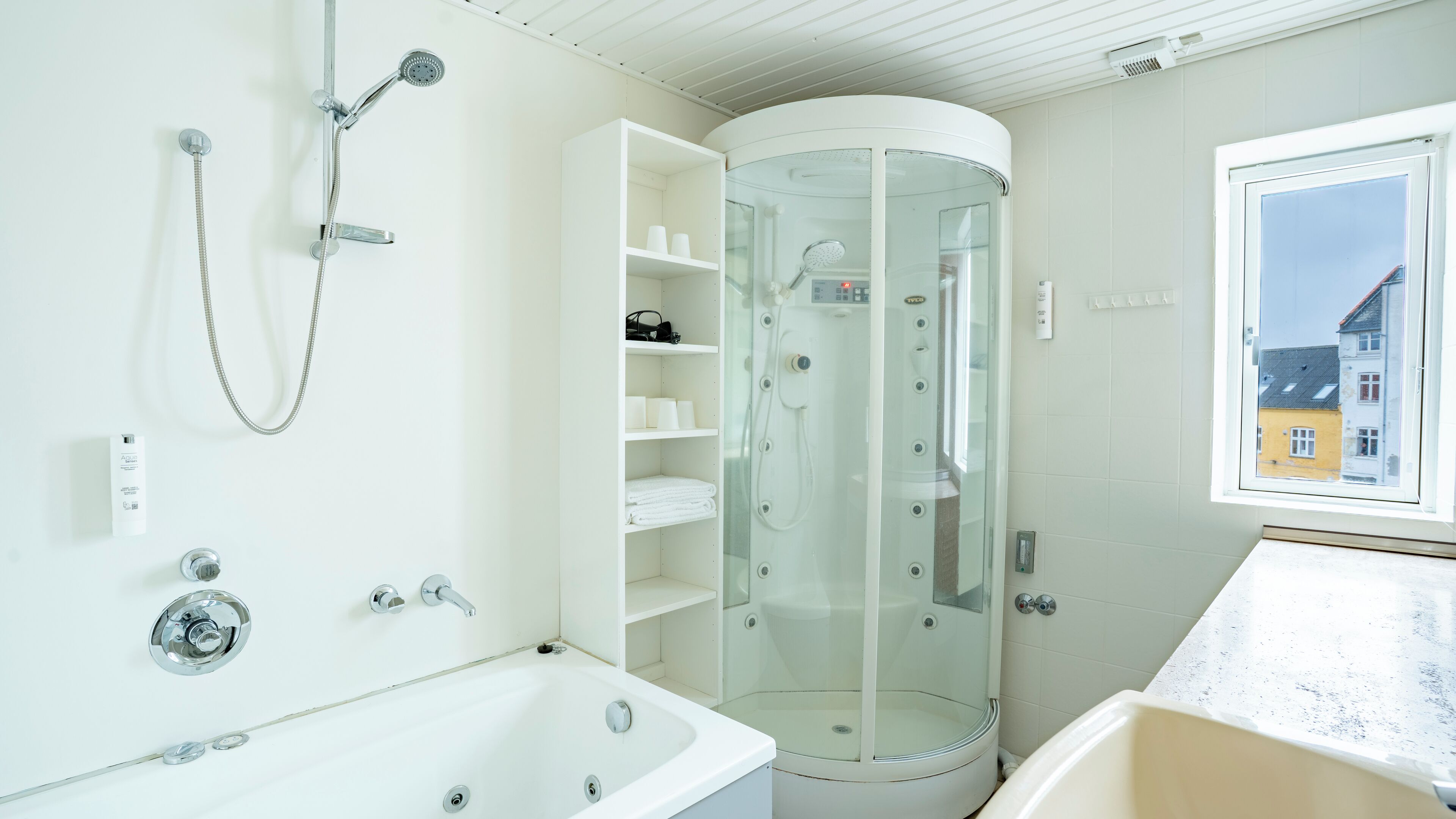 Apartemen Basic | Kamar mandi | Perlengkapan mandi gratis, pengering rambut, handuk, dan sabun