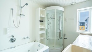 Basic Apartment | Bathroom | Free toiletries, hair dryer, towels, soap - Palads Hotel (Viborg)