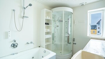Apartamento básico | Baño | Artículos de higiene personal gratuitos, secador de pelo y toallas