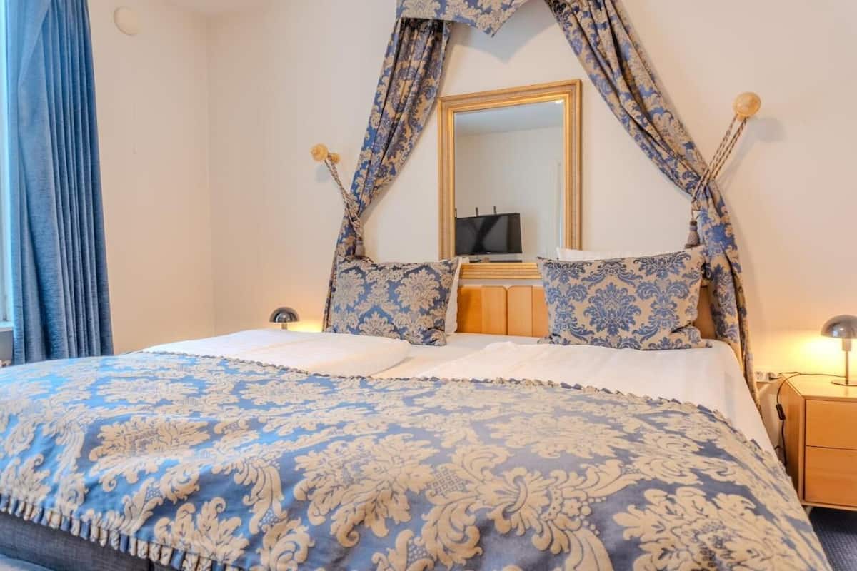 1 bedroom, hypo-allergenic bedding, down duvets, pillow-top beds