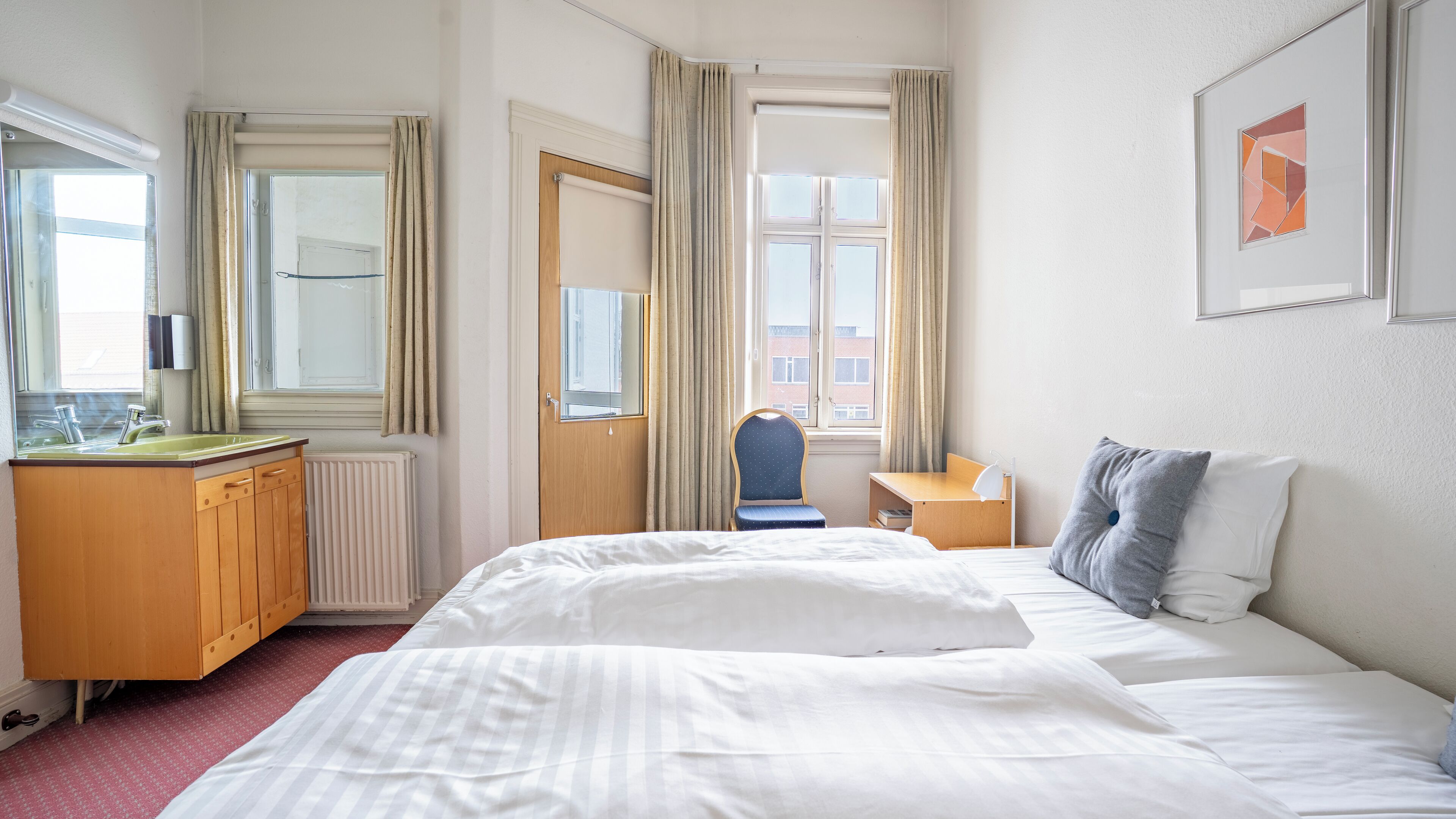 Basic Apartment | Hypo-allergenic bedding, down comforters, pillowtop beds, minibar