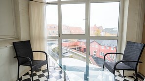 Basic Apartment | Living area | 24-inch LED TV with digital channels, TV - Palads Hotel (Viborg)