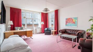 Basic Apartment | Hypo-allergenic bedding, down comforters, pillowtop beds, minibar