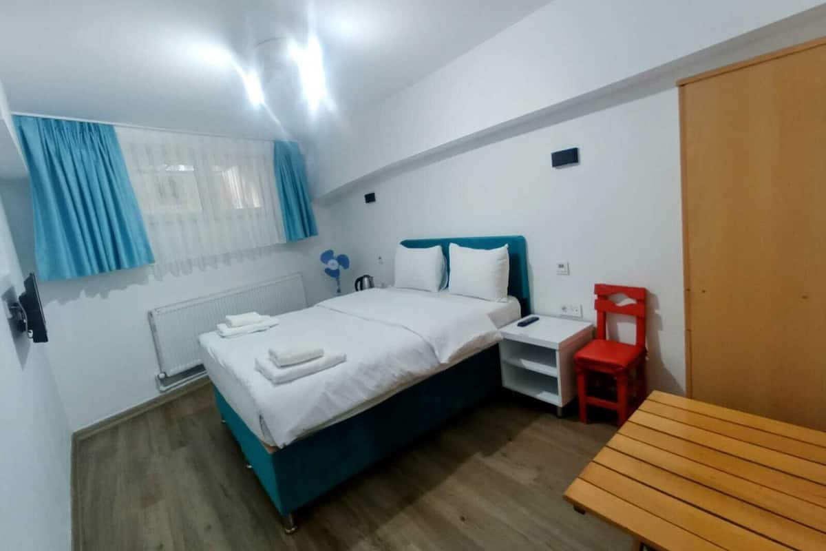 Basic Oda,1 En Buyuk King Boy Yatak Sigara Icilmez Bodrum Kat | 1 bedroom, premium bedding, desk, laptop workspace