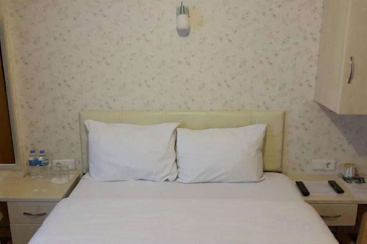 Sängtillbehör av högsta kvalitet, minibar och skrivbord