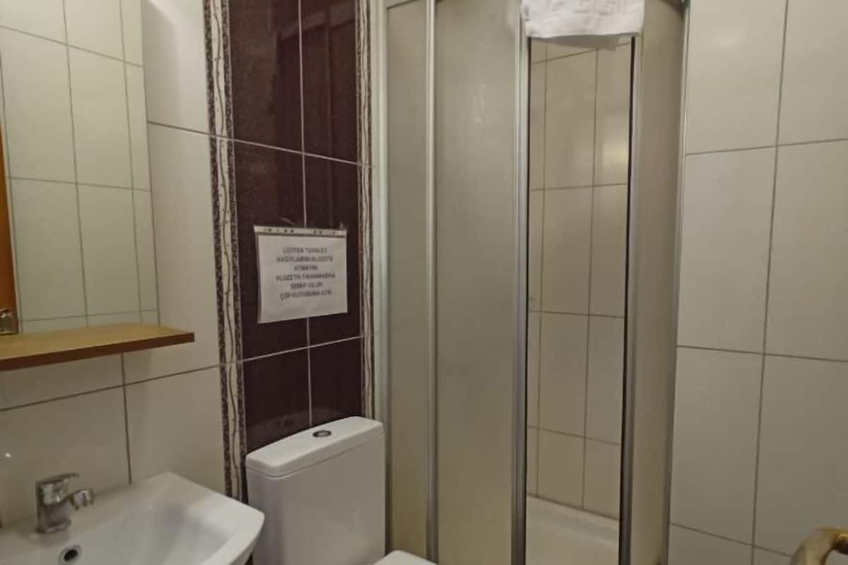 Ducha, artículos de tocador gratuitos, secador de pelo, pantuflas