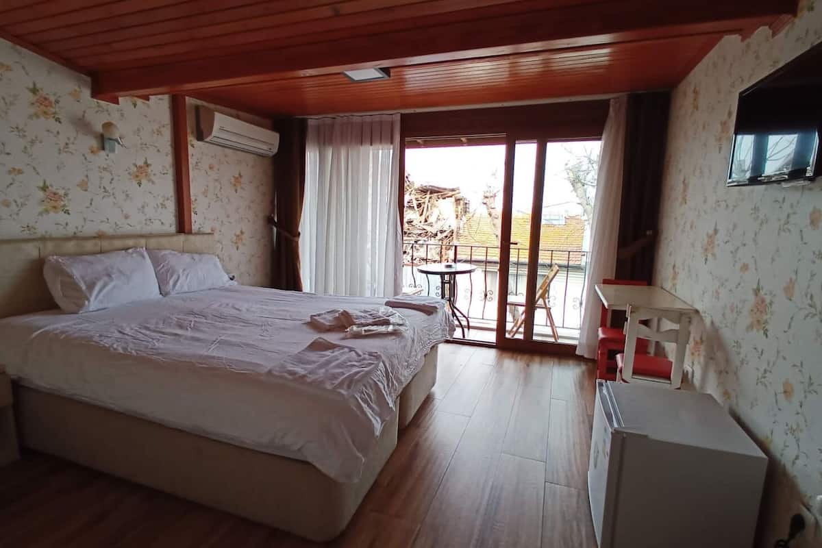 Deluxe Double Room | 1 bedroom, premium bedding, desk, laptop workspace