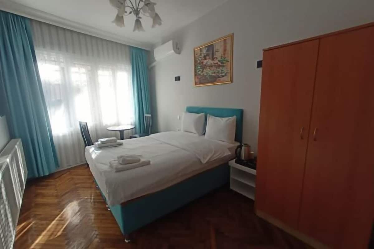 1 habitación, ropa de cama de alta calidad y escritorio