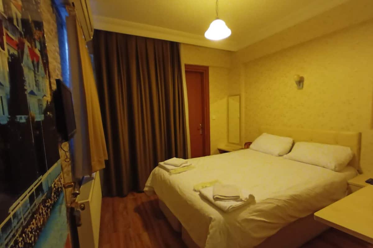 Standard Double Room, 1 Double Bed | 1 bedroom, premium bedding, desk, laptop workspace