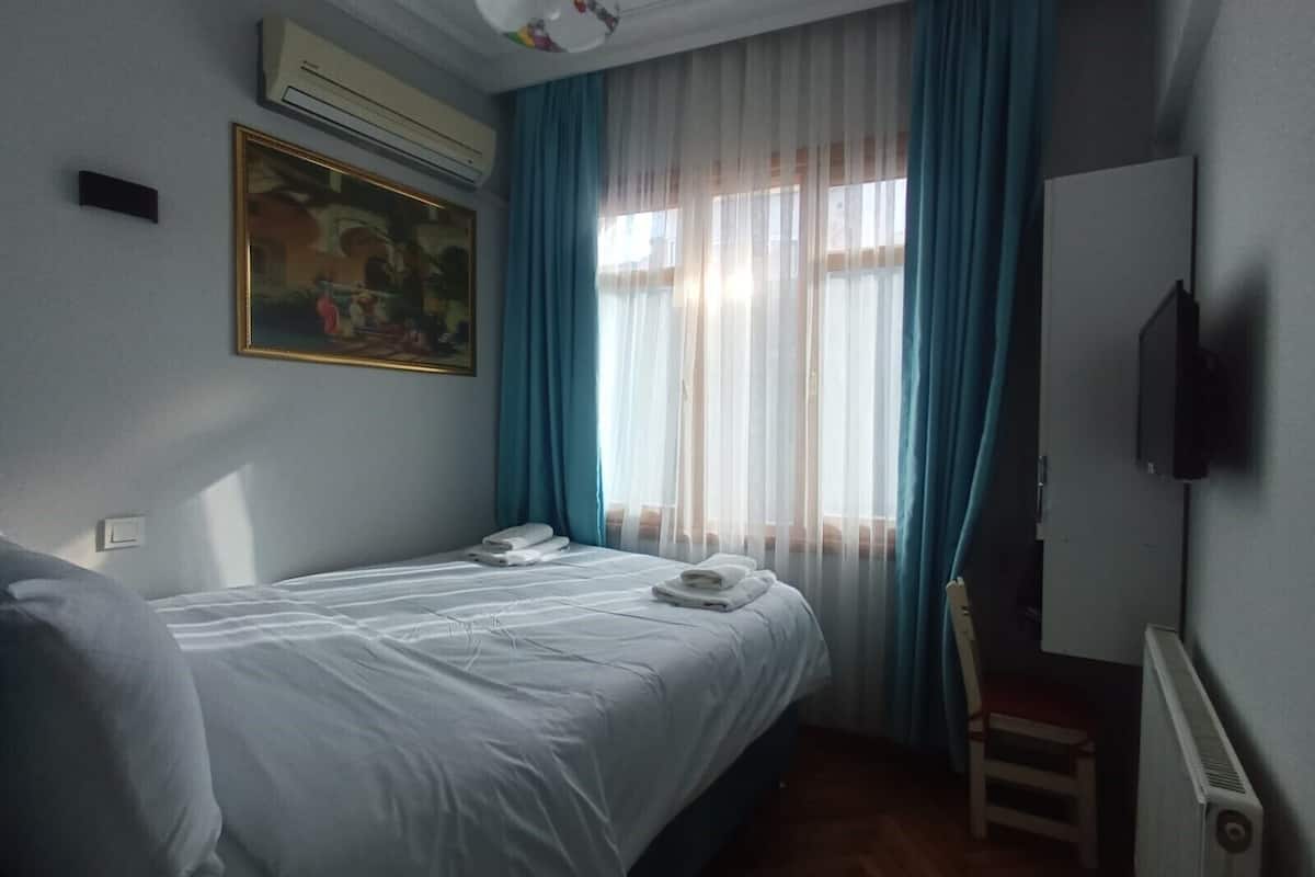 Business Room, 1 Queen Bed | 1 bedroom, premium bedding, desk, laptop workspace