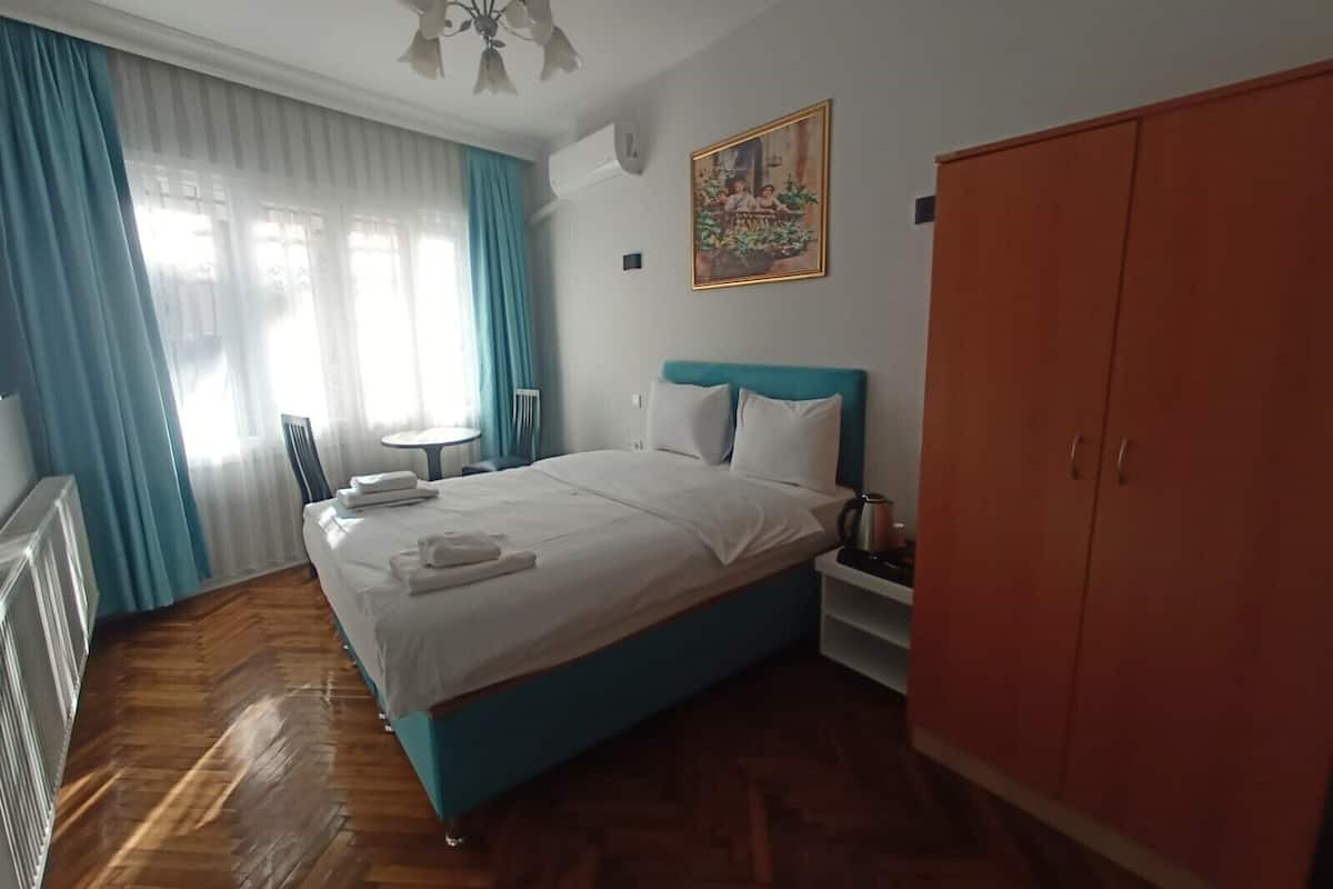 Royal Room | 1 bedroom, premium bedding, desk, laptop workspace