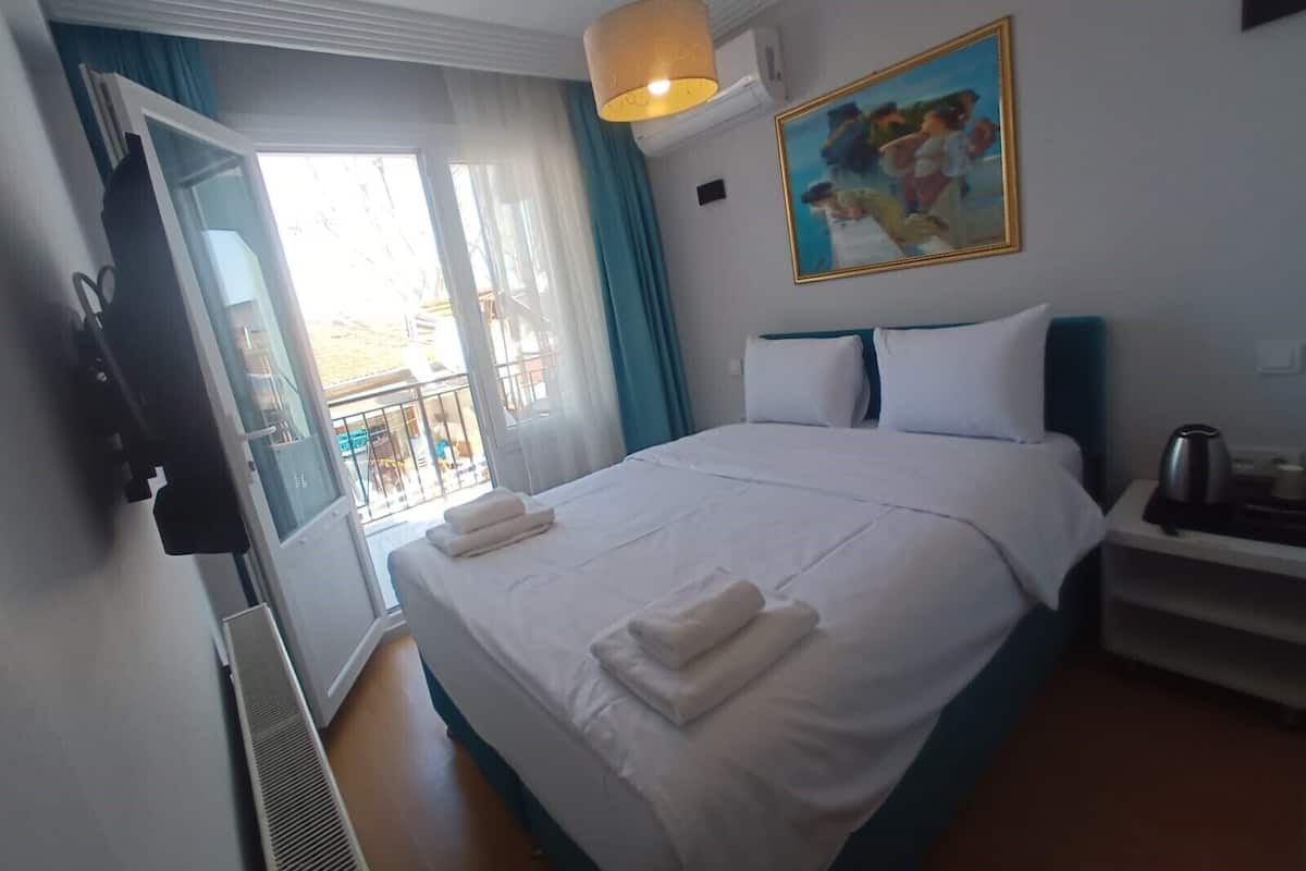 Elite Room, 1 Queen Bed, Balcony | 1 bedroom, premium bedding, desk, laptop workspace