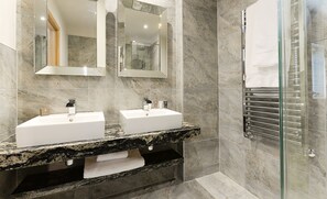 Kahden hengen deluxe-huone | Kylpyhuone | Suihku, designer-hygieniatuotteet, hiustenkuivaaja, pyyhkeet
