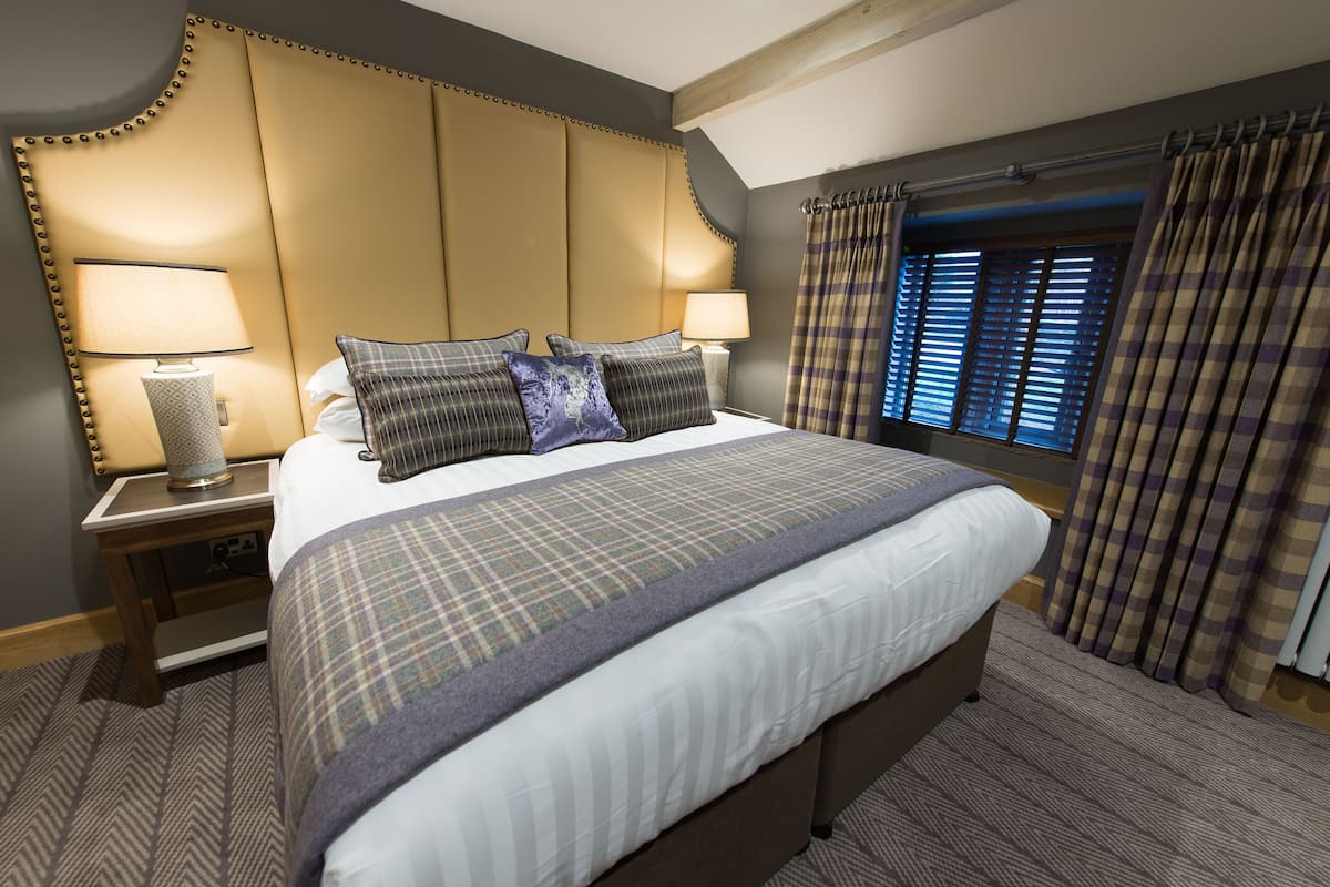 1 bedroom, desk, soundproofing, iron/ironing board