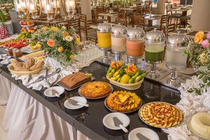 Free daily buffet breakfast  - Floral Inn Family Hotel (Porto Seguro)