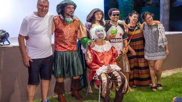 Um grupo de pessoas vestidas com fantasias posando para uma fotografia.