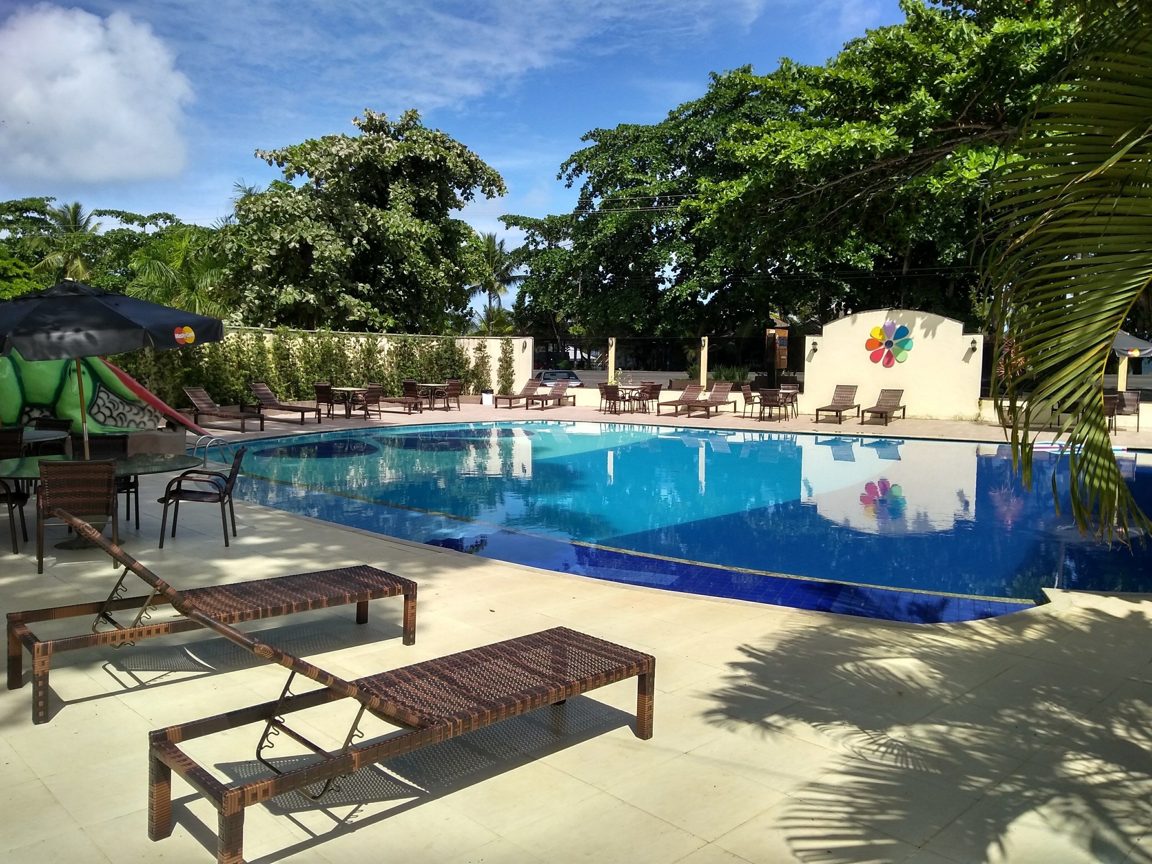 2 outdoor pools, pool loungers