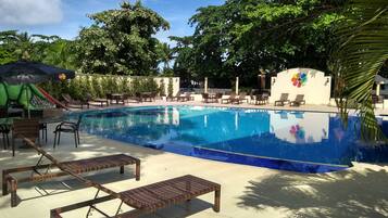 2 outdoor pools, sun loungers