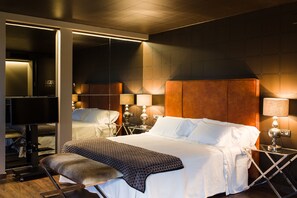 Junior Suite | In-room safe, individually decorated, individually furnished, desk - Alojamientos Ainsa Sanchez (Ainsa)