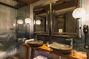 Junior Suite | Bathroom | Free toiletries, hair dryer, towels, soap - Alojamientos Ainsa Sanchez (Ainsa)