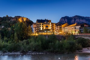 Front of property - evening/night - Alojamientos Ainsa Sanchez (Ainsa)