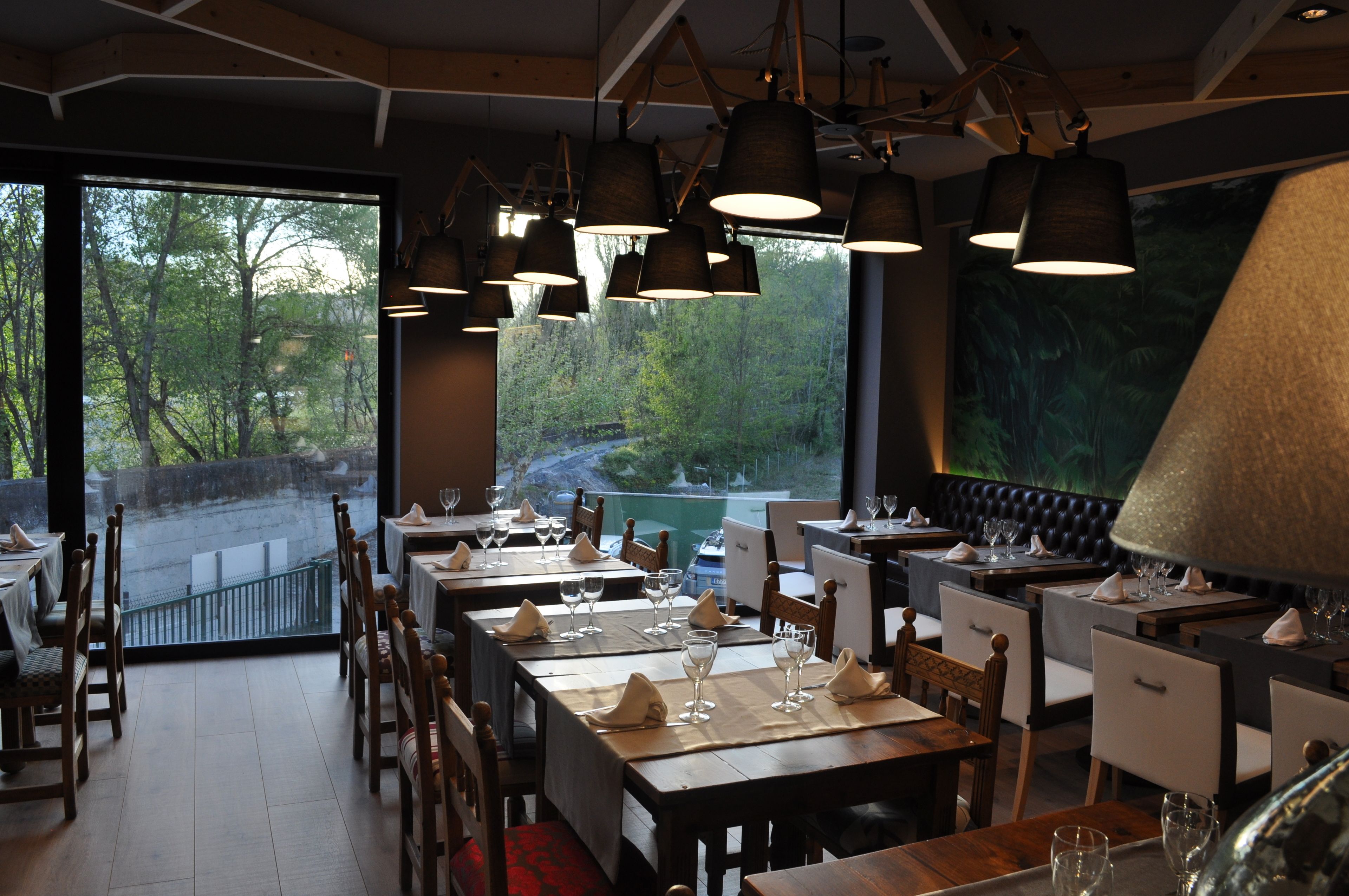 朝食、ランチ、ディナーに営業