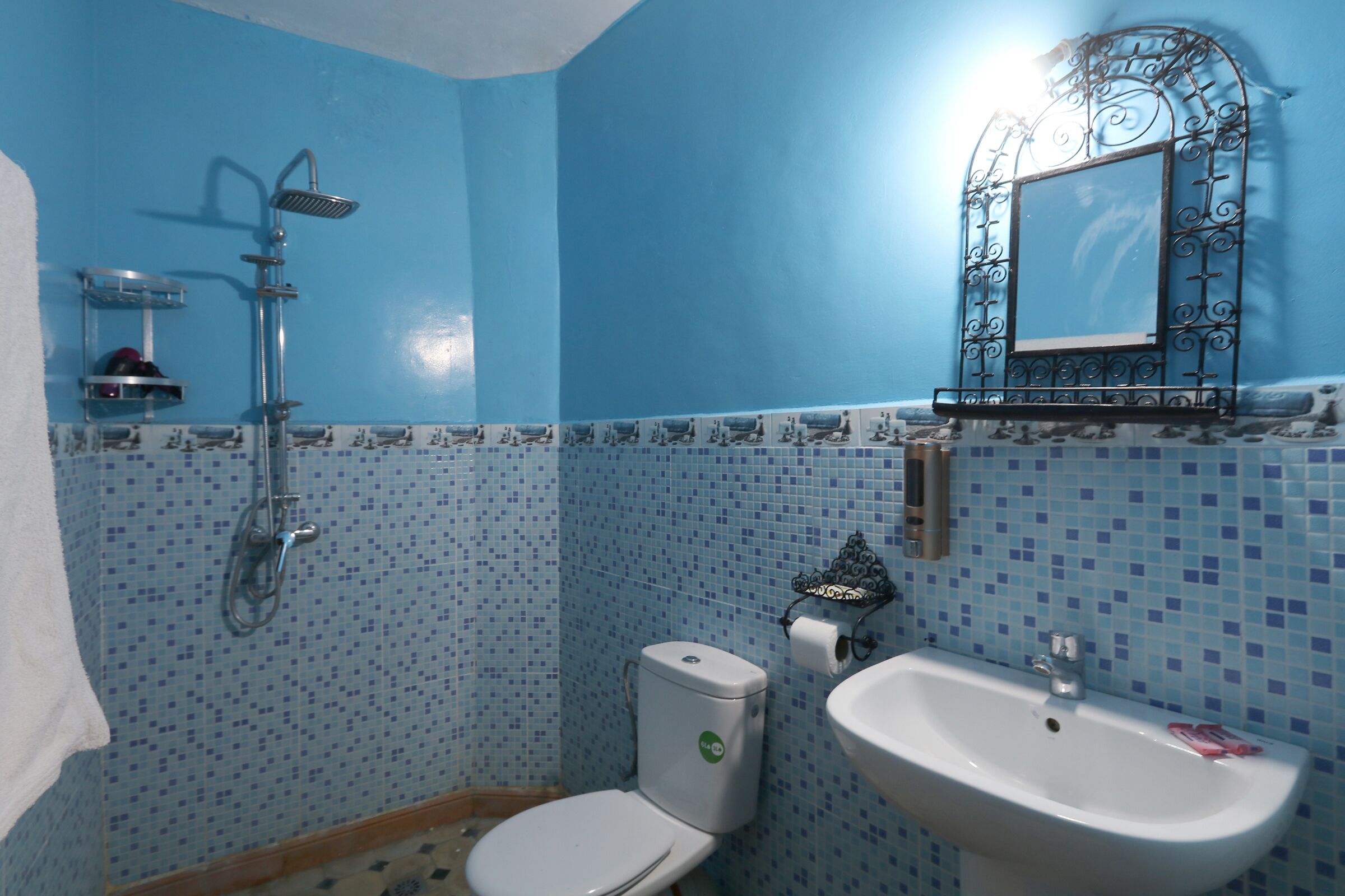 Un baño con inodoro, lavamanos y ducha.