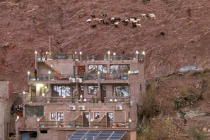 Front of property – evening/night - Toubkal Garden Hotel (Asni)