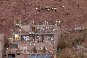 Fachada de la propiedad por la tarde o noche