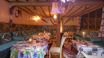 Serviço de café da manhã, culinária marroquina, vistas para o jardim