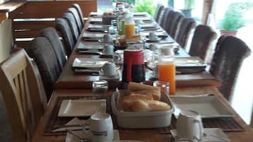 Phục vụ bữa trưa và bữa tối, món địa phương và quốc tế
