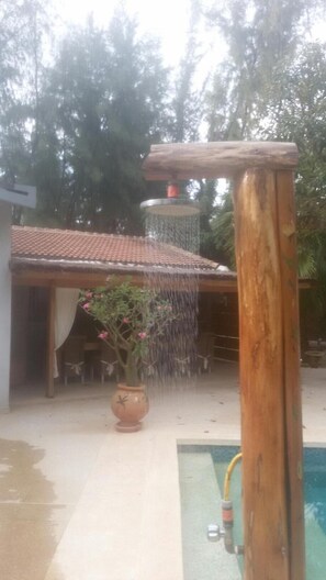 Piscina externa, guarda-sóis, espreguiçadeiras