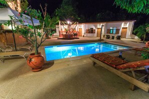 Outdoor pool, pool umbrellas, pool loungers - B&B Teranga Warang (Mbour)